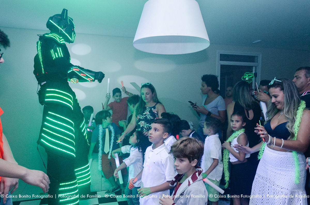 caixa bonita fotografia festa aniversário acompanhamento infantil oito anos gabriella cerretti festa balada robo de led 