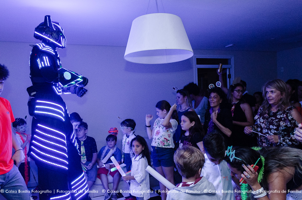 caixa bonita fotografia festa aniversário acompanhamento infantil oito anos gabriella cerretti festa balada robo de led 