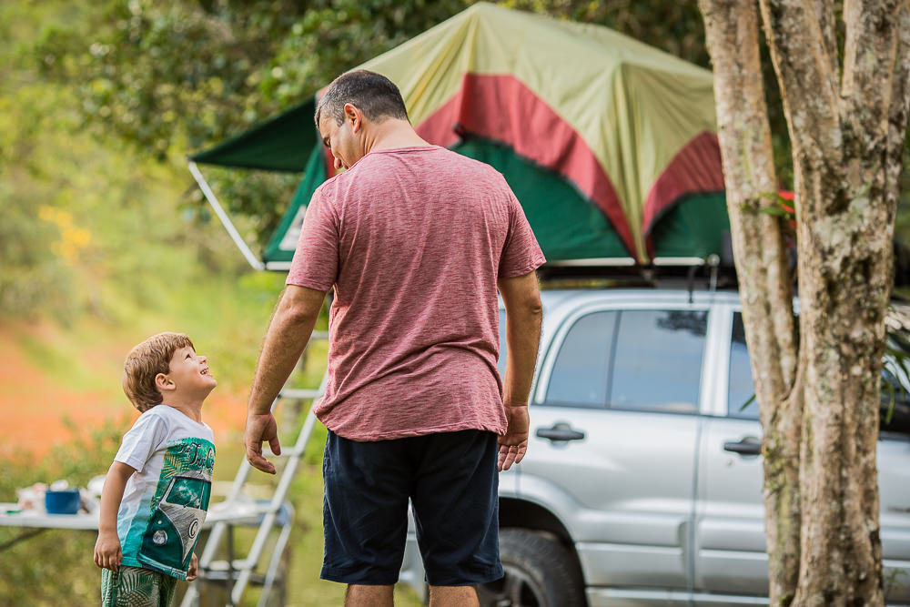 pai-e-criança-camping-juntos