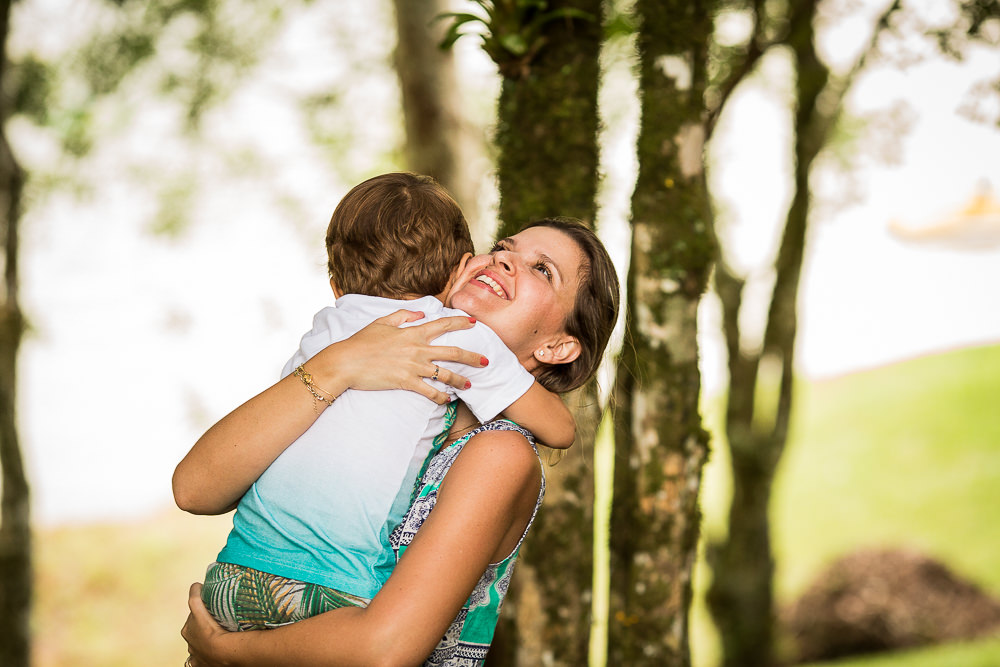 mãe-e-filho-abraço