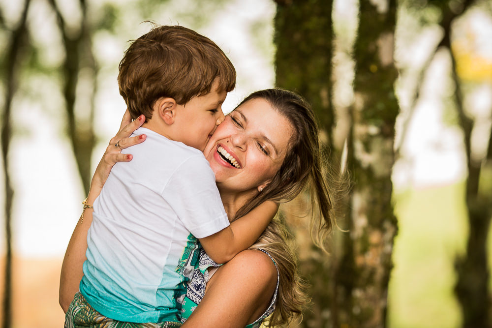 mãe-e-filho-abraço-beijo