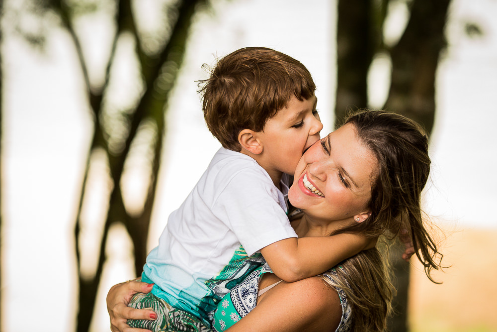 mãe-e-filho-abraço-beijo