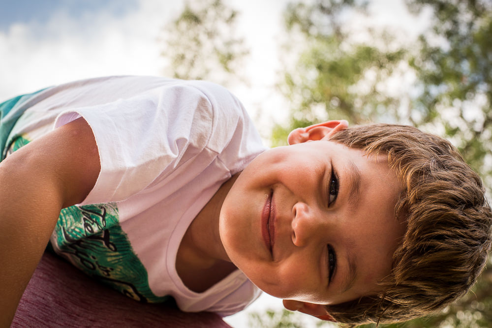 criança de cabeça para baixo