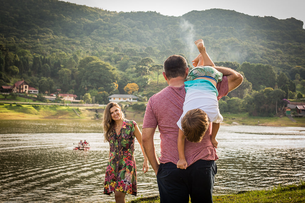 ensaio-fotográfico-de-família-andando