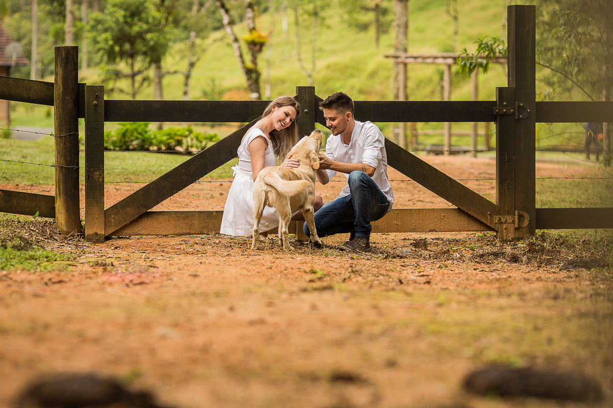 ensaio fotográfico de casal no campo - pousada rio manso - Jaraguá do sul - SC