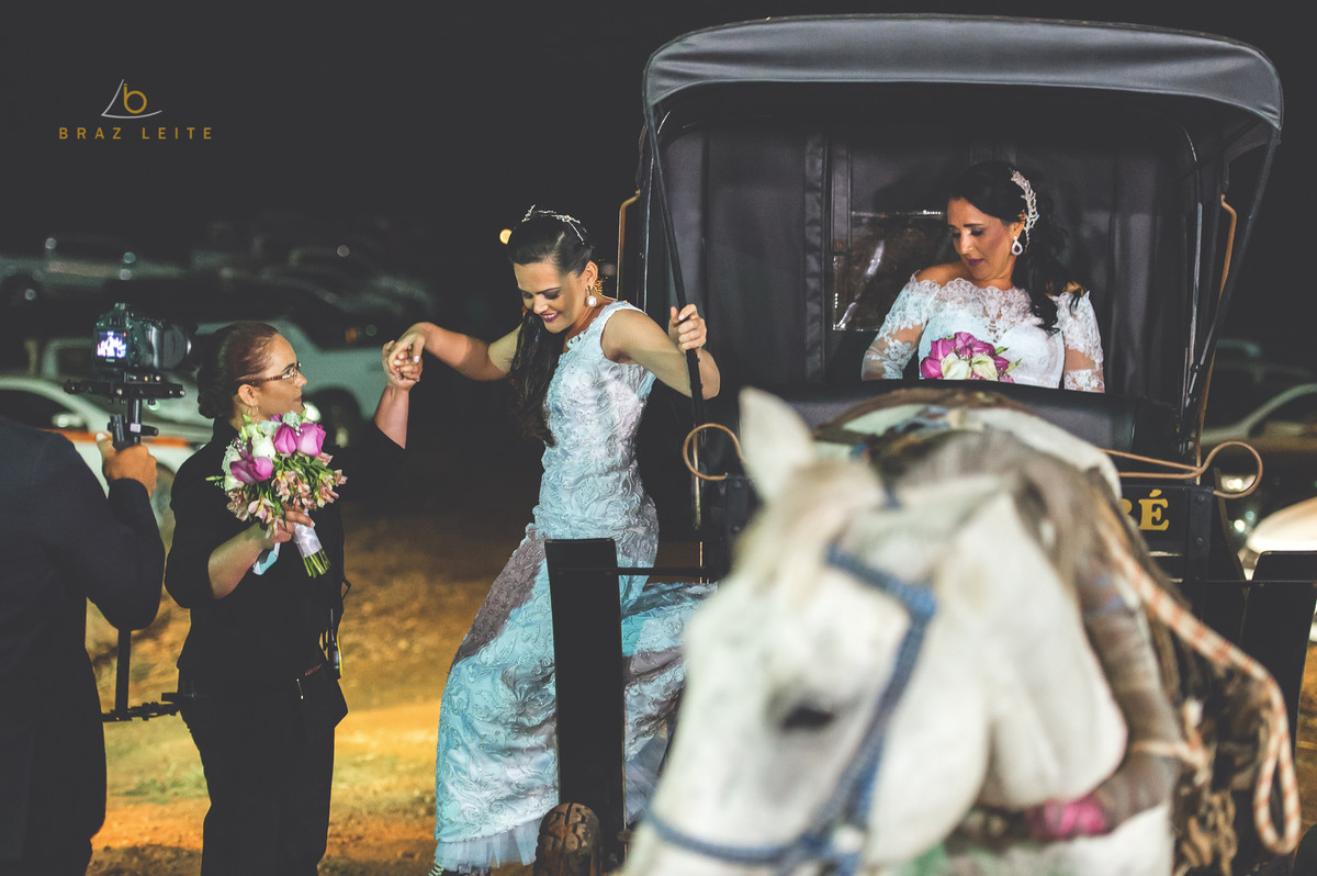 chegada de carruagem no casamento