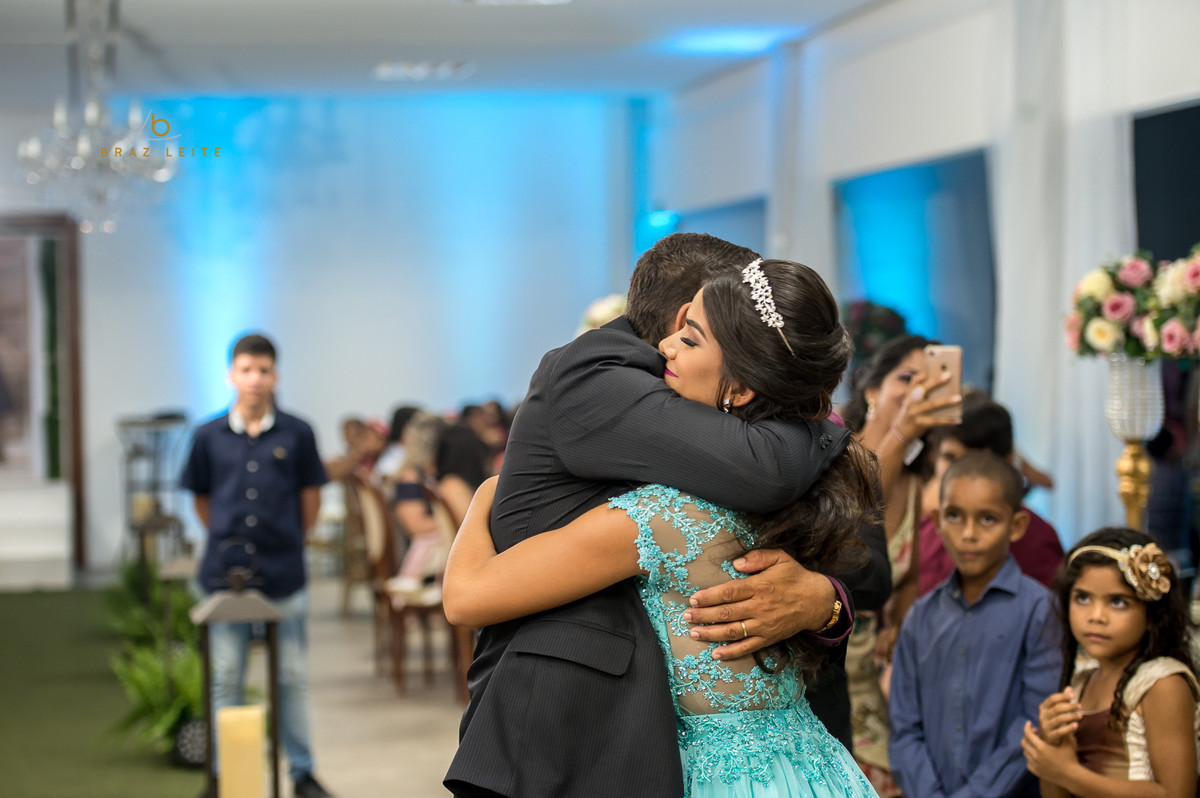 um abraço emocionado