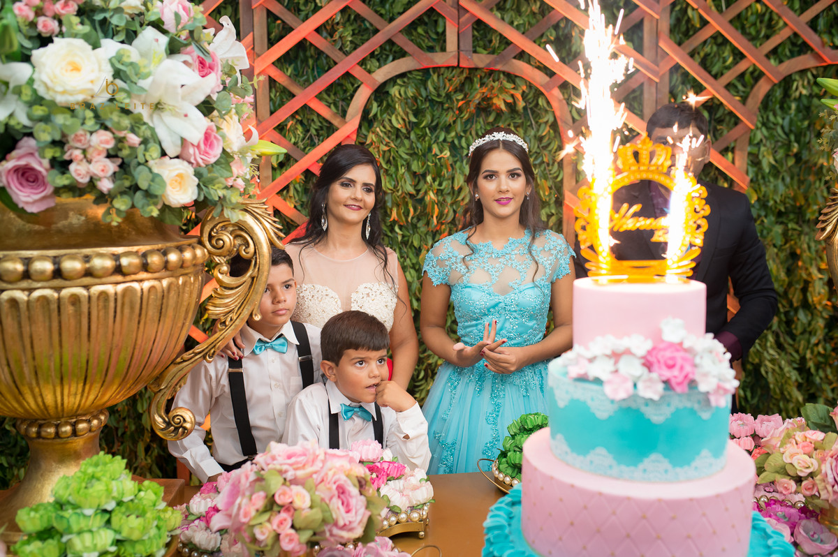 fotos tiradas na mesa do bolo 