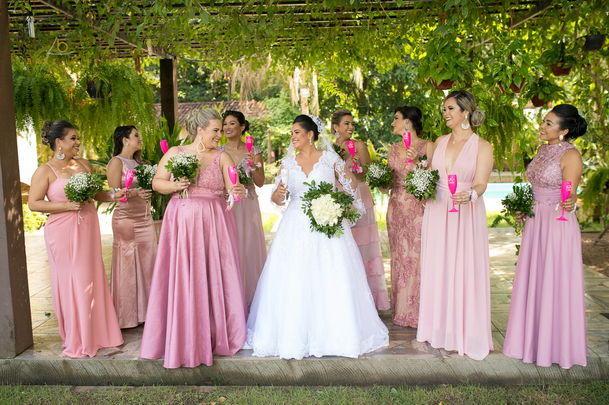 Felicidades da noiva fazendo o brinde com as madrinhas antes no making of
