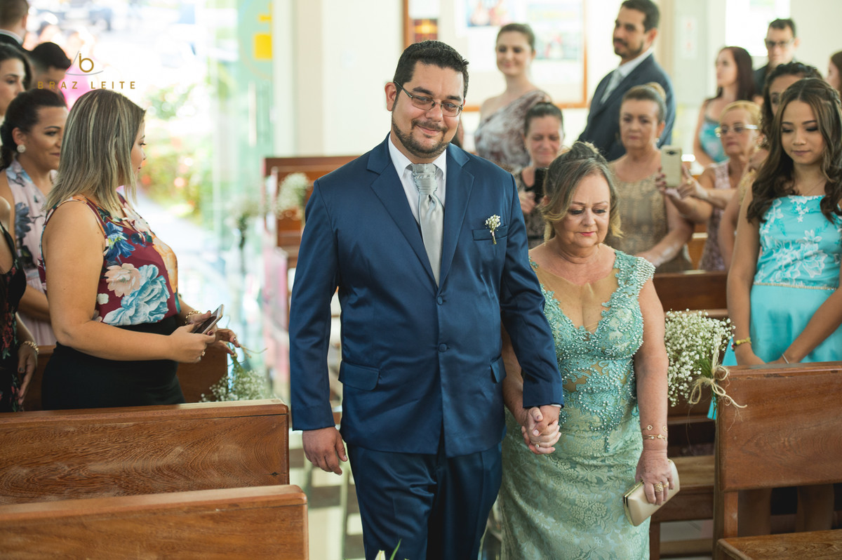 entrada do noivo com sua mãe 