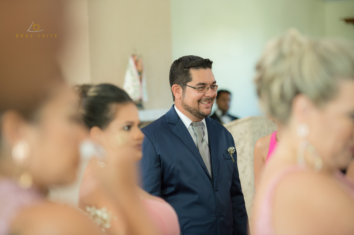 Olhar do noivo a espera da sua futura esposa