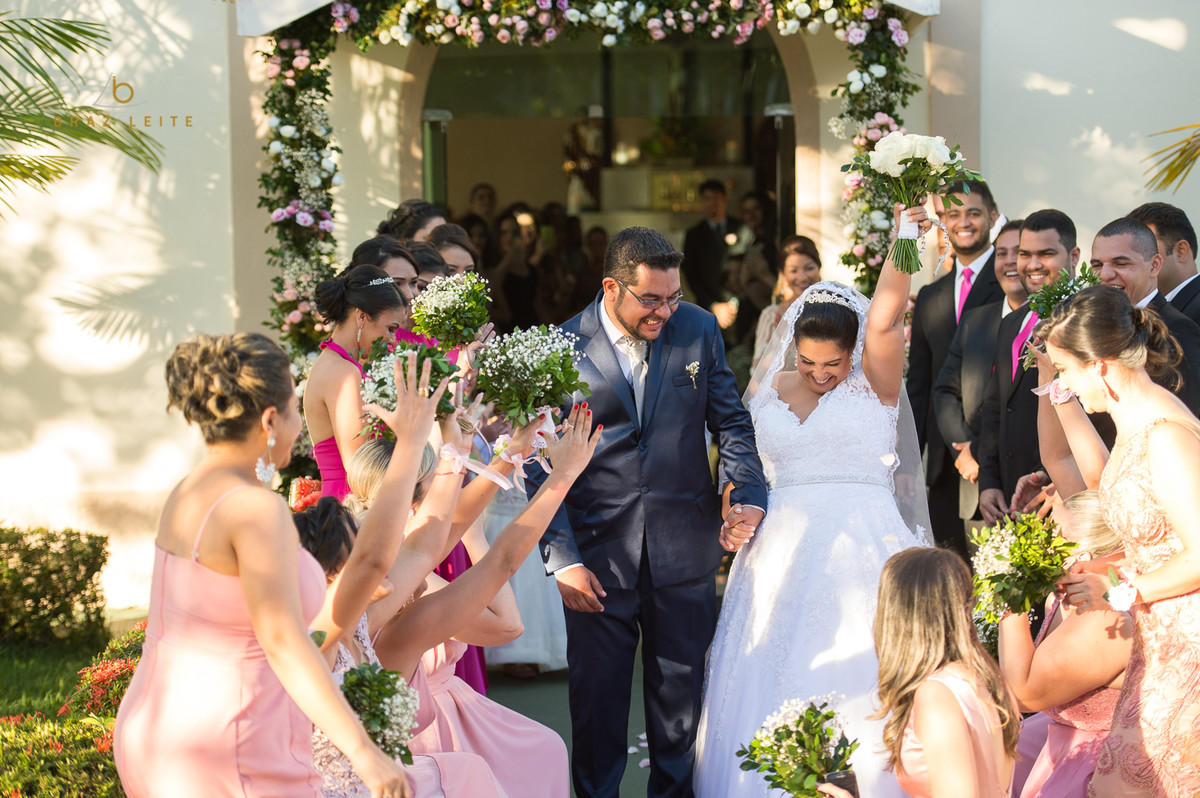 chuva de arroz comemoraçao na saida do casamento