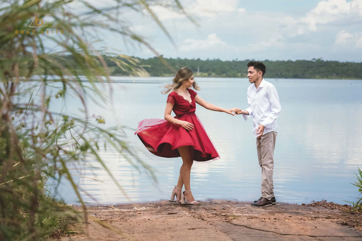 casal na beira da lagoa