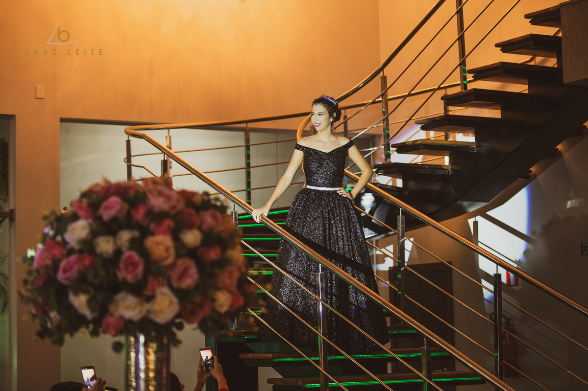 entrada da debutante descendo as escadarias