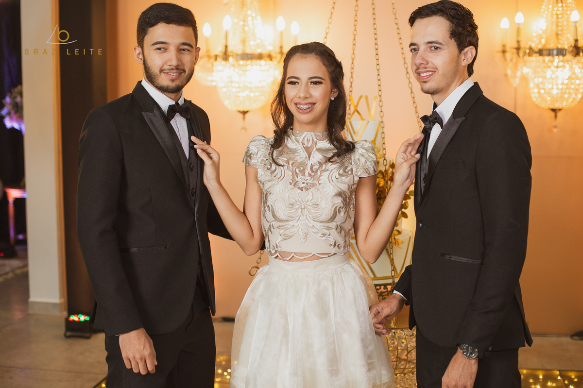 irmão fotografando com a debutante