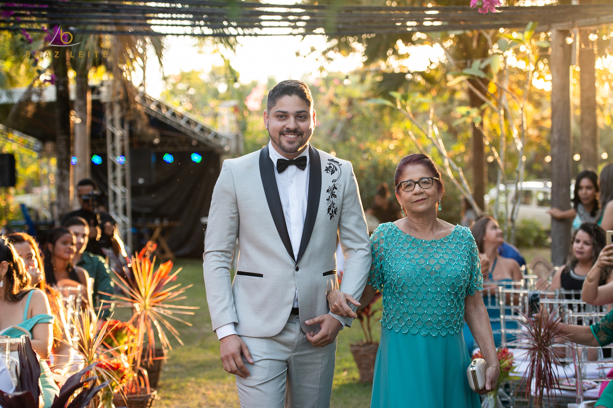 noivo com sua mãe entrada no casamentos