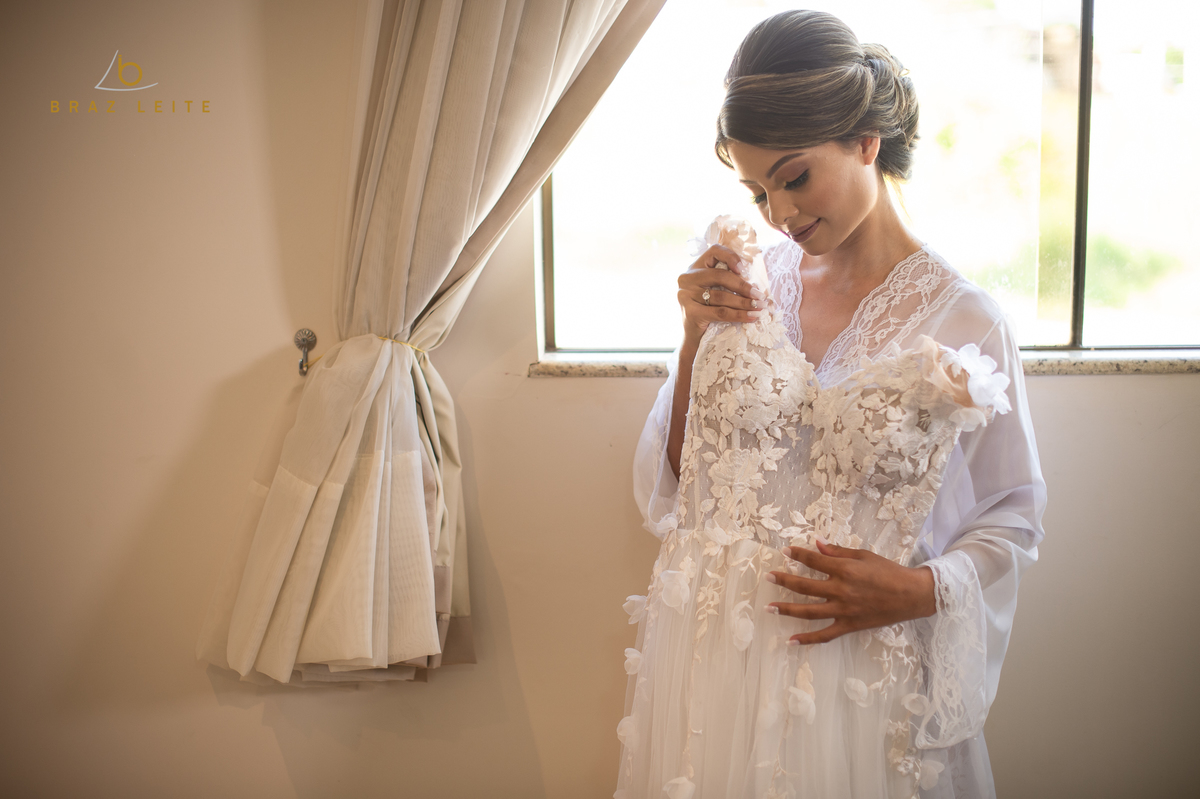 noiva com seu vestido no colo
