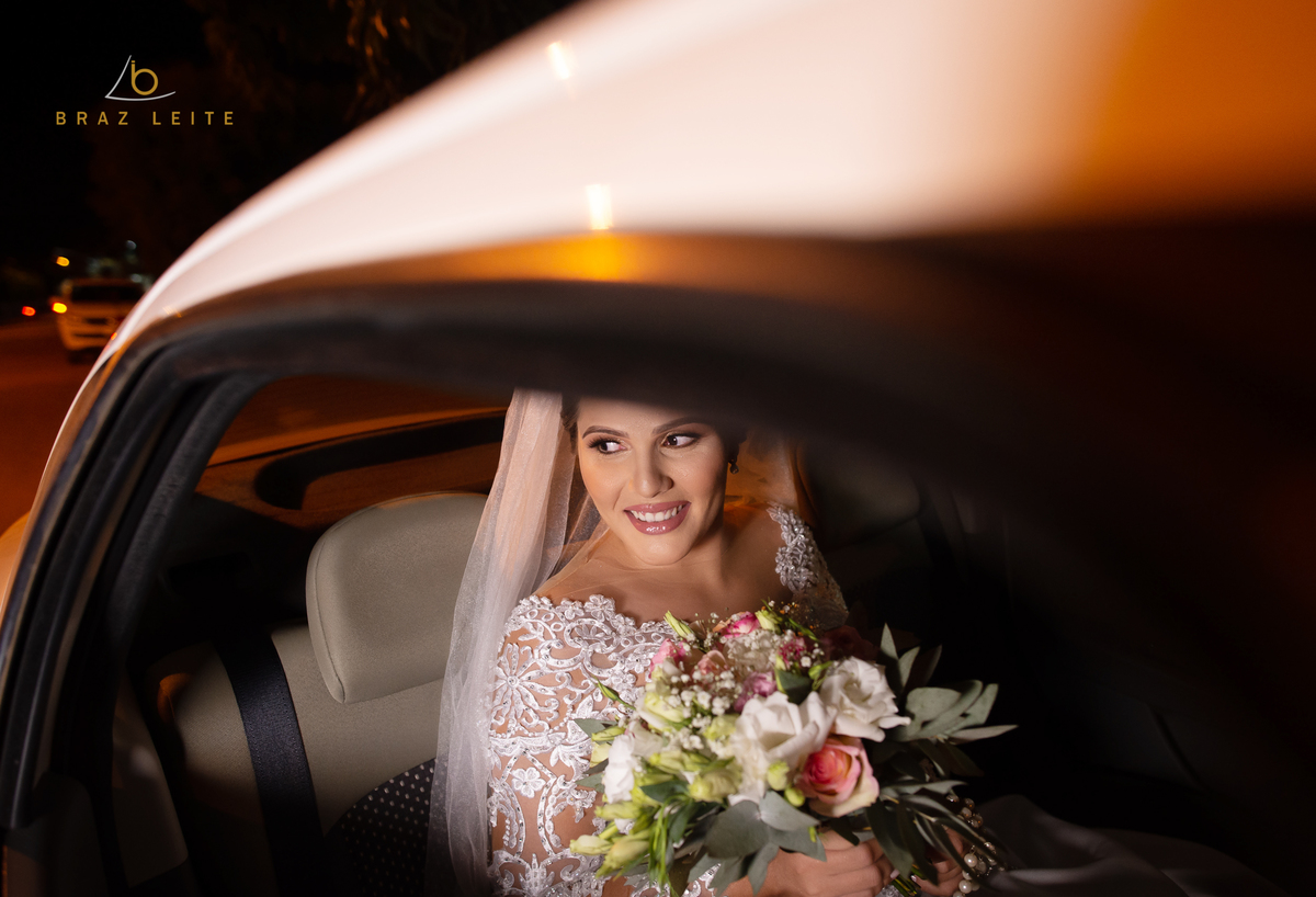 noiva aguardando no carro
