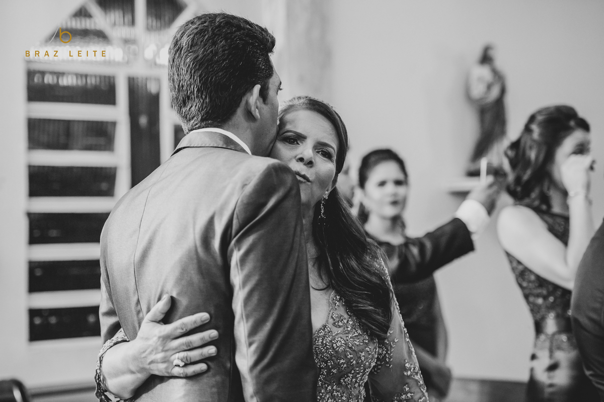 abraço do filho com a mãe
