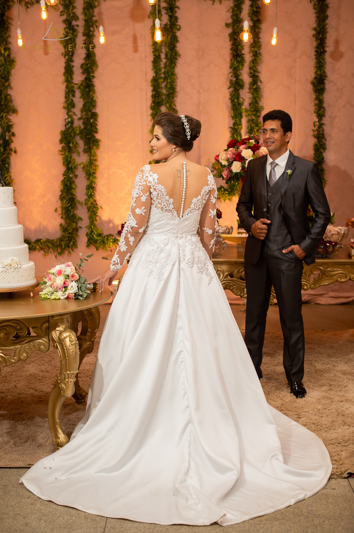 casal poses na recpção