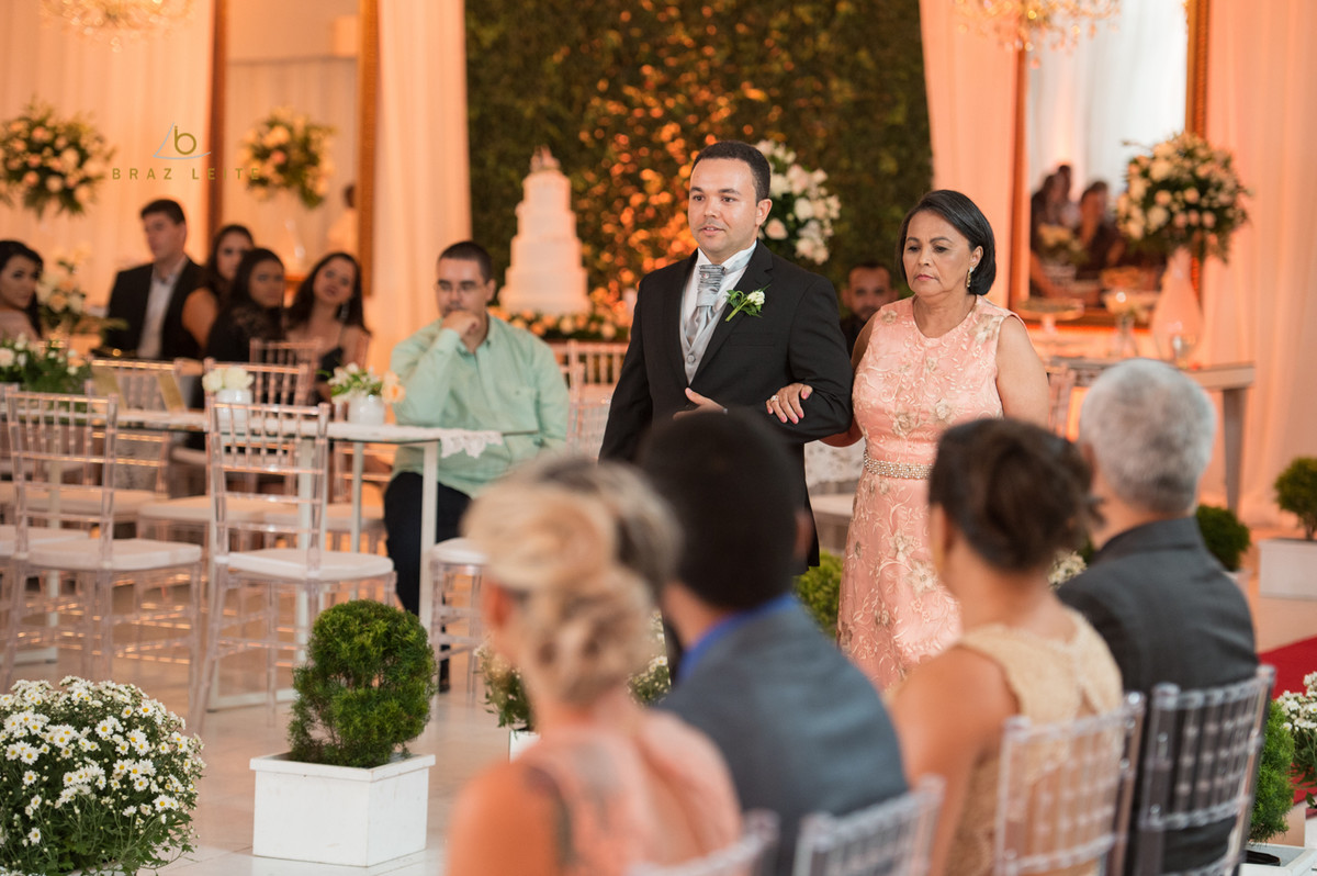 entrada do noivo na igreja