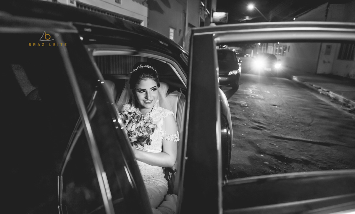 noiva no carro aguardando a entrada no casamento