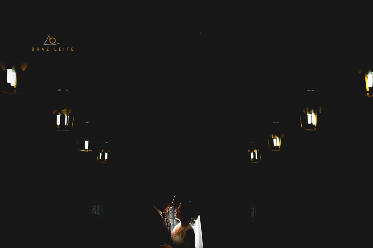 sessão fotográfico do casal na igreja