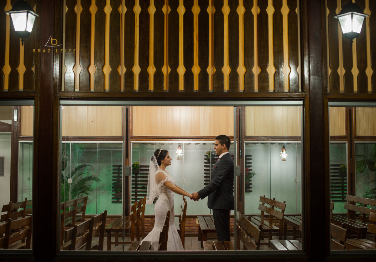 sessão fotográfico de casal na igreja