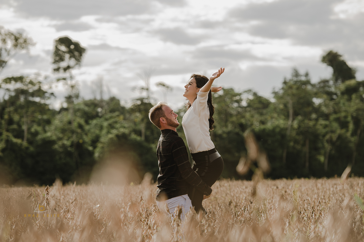 fotos pre casamento na plantação de soja