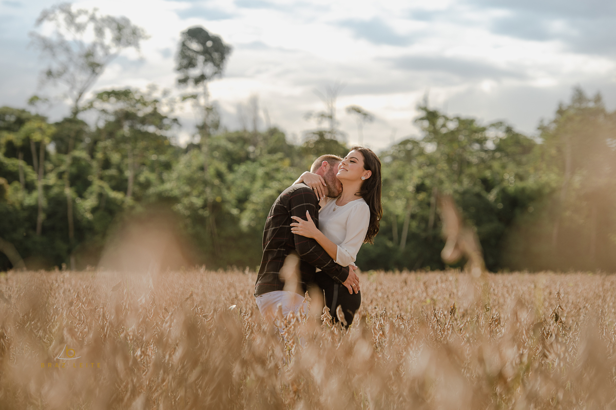 fotos pre casamento na plantação de soja