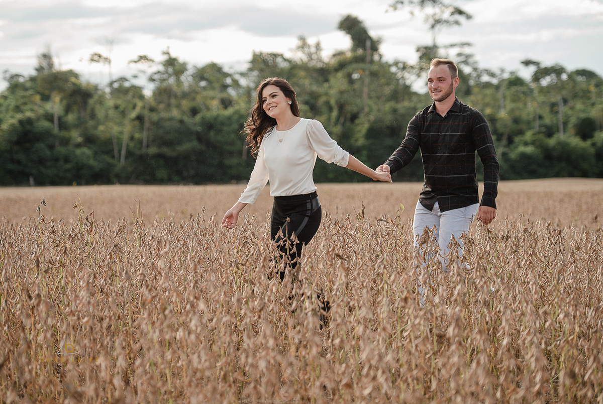 fotos pre casamento na plantação de soja