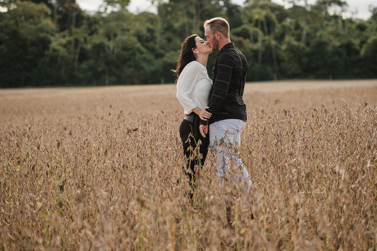 fotos pre casamento na plantação de soja