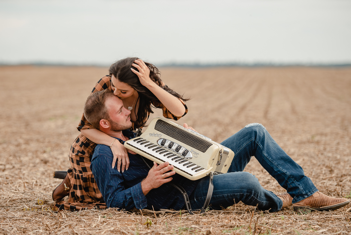 fotos pre casamento na plantação de soja