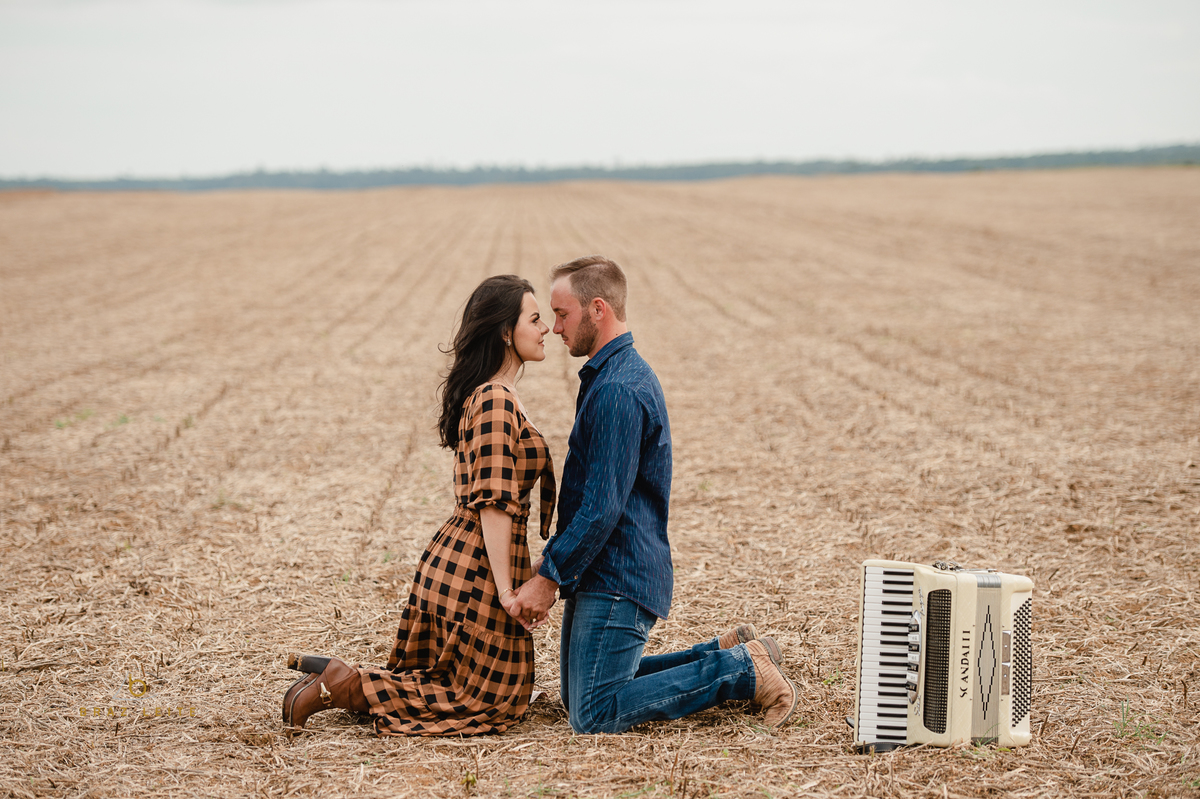 fotos pre casamento na plantação de soja