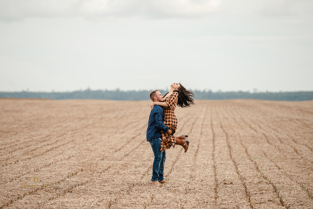 fotos pre casamento na plantação de soja