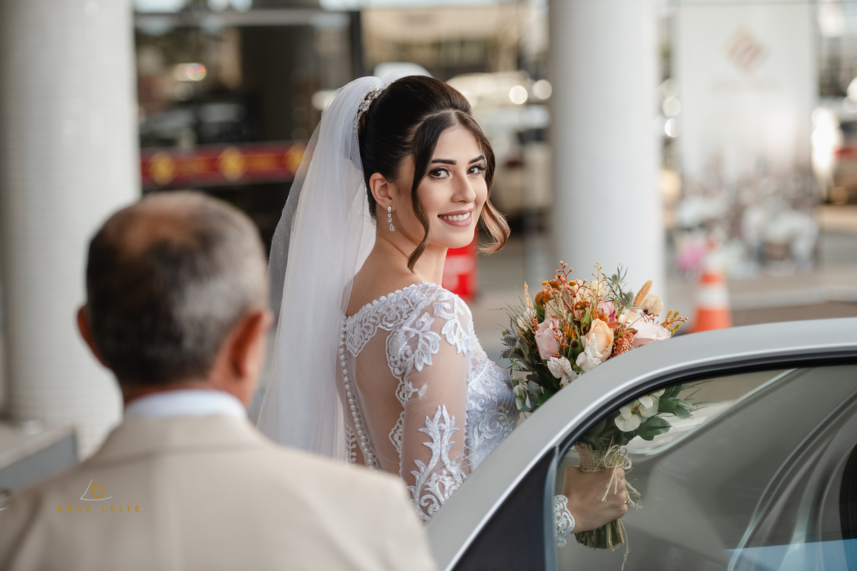 Entrada da noiva no carro