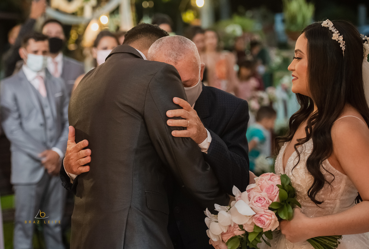emoção no altar na entrega da noiva 