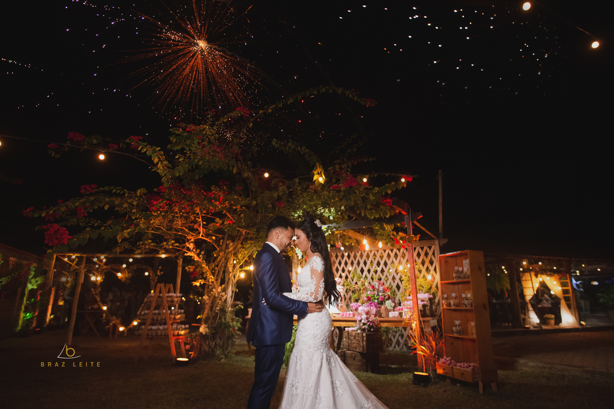 fotografia do casal na mesa do bolo