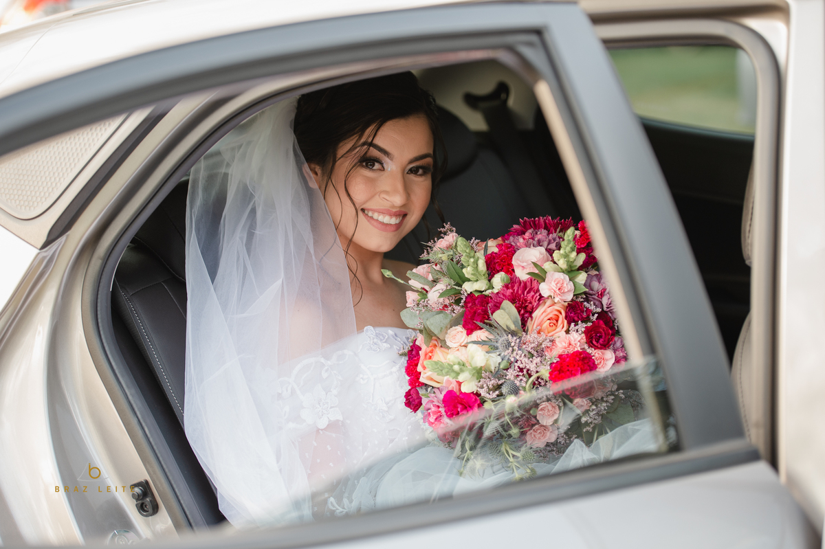 Noiva saindo do carro