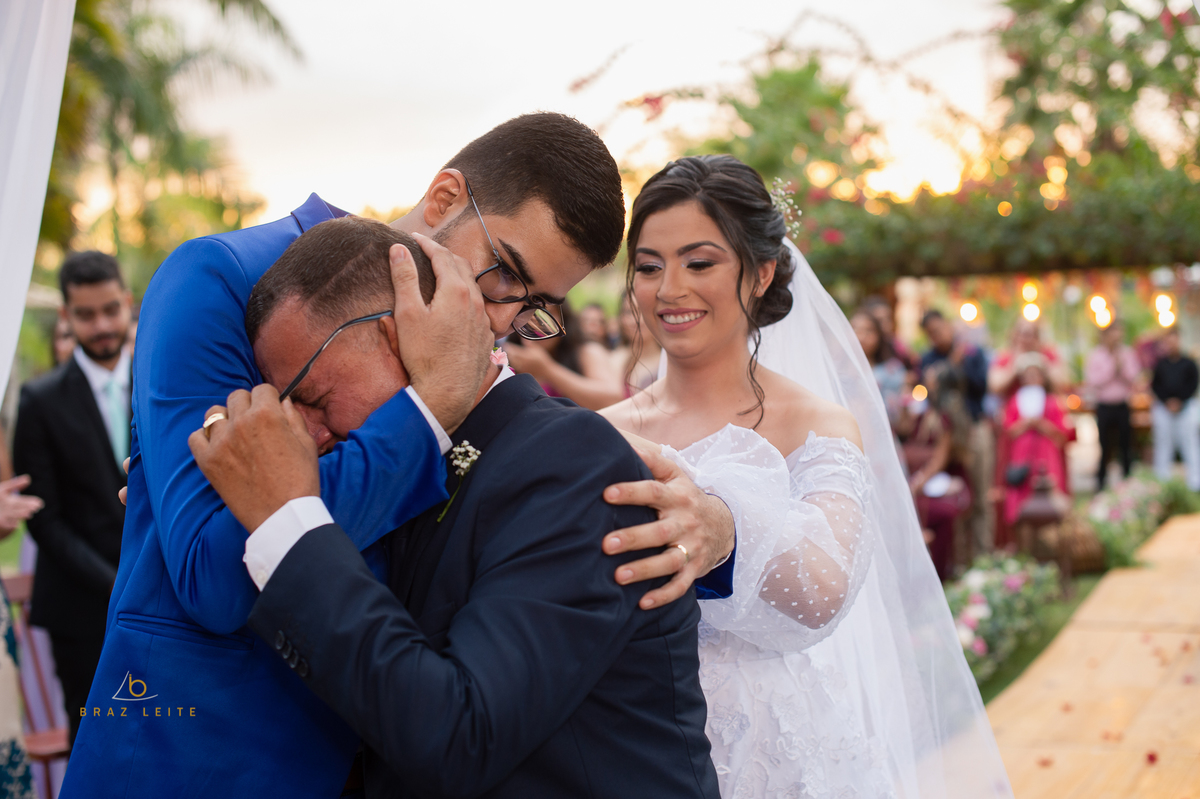 abraço e emoção casamento