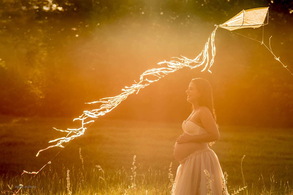 Falar sobre vida em uma fotografia. Andreia esperando uma criança, compomos uma cena que representa o futuro, a vida e os gostos de uma criança.