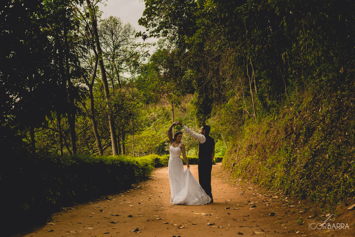 Casal de noivos dançando, vestido de noiva, flores, trash the dress, juiz de Fora MG