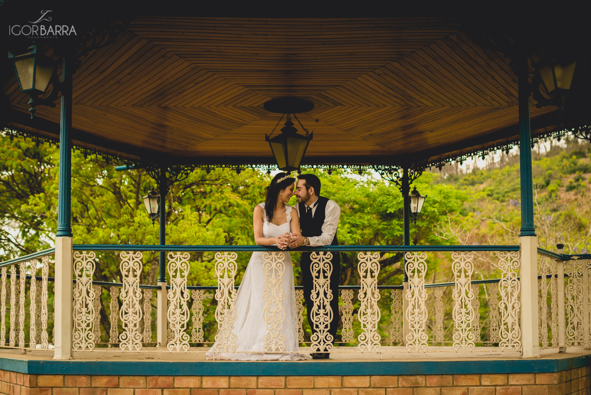 Casal de noivos, vestido de noiva, flores, trash the dress, juiz de Fora MG