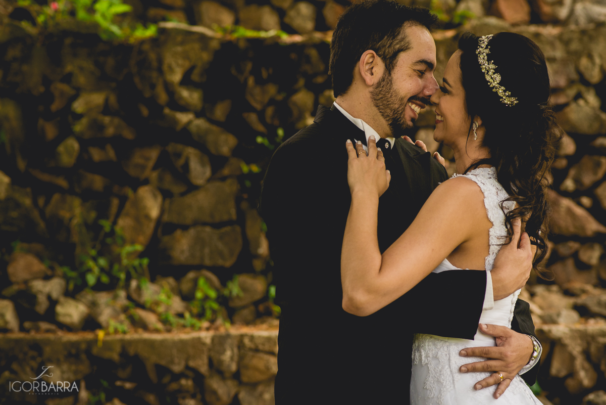 Casal de noivos se abraçando, vestido de noiva, flores, trash the dress, juiz de Fora MG