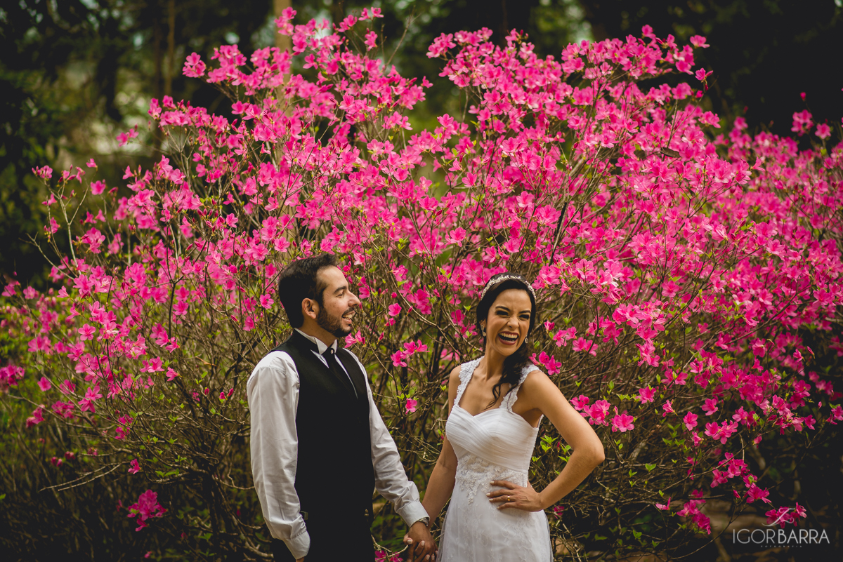 Casal de noivos rindo, vestido de noiva, flores, trash the dress, juiz de Fora MG