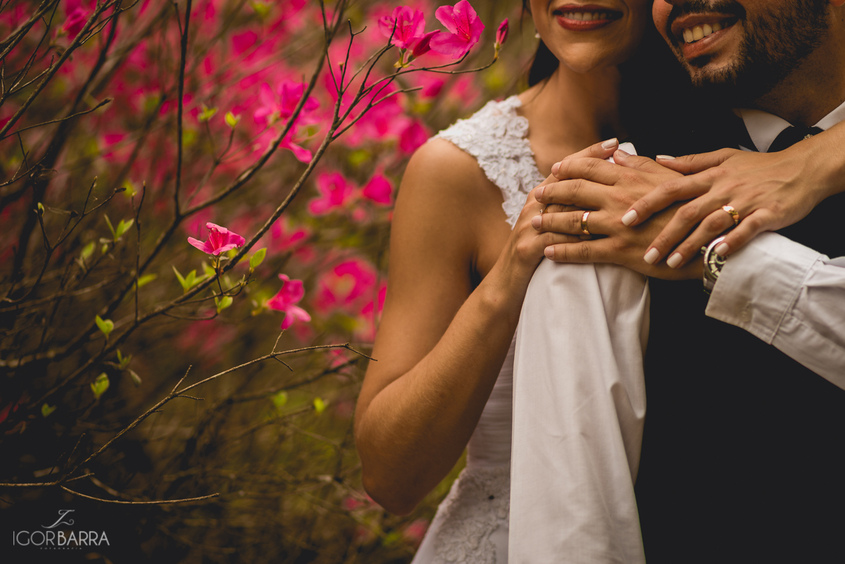 Casal de noivos rindo, vestido de noiva, flores, trash the dress, juiz de Fora MG