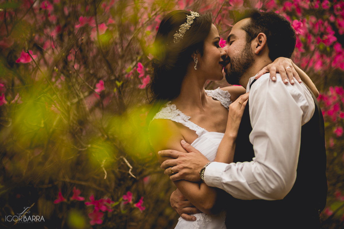 Casal de noivos se beijando, vestido de noiva, flores, trash the dress, juiz de Fora MG