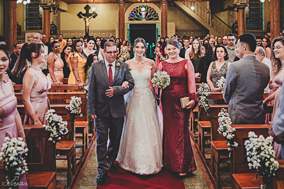 Noiva, vestido de casamento, entrada da noiva, Igreja São Sebastiao,  Comemorare noivas, fotografia de casamento, fotografo juiz de fora, igor barra fotografia, casamento jf, casamento juiz de fora.