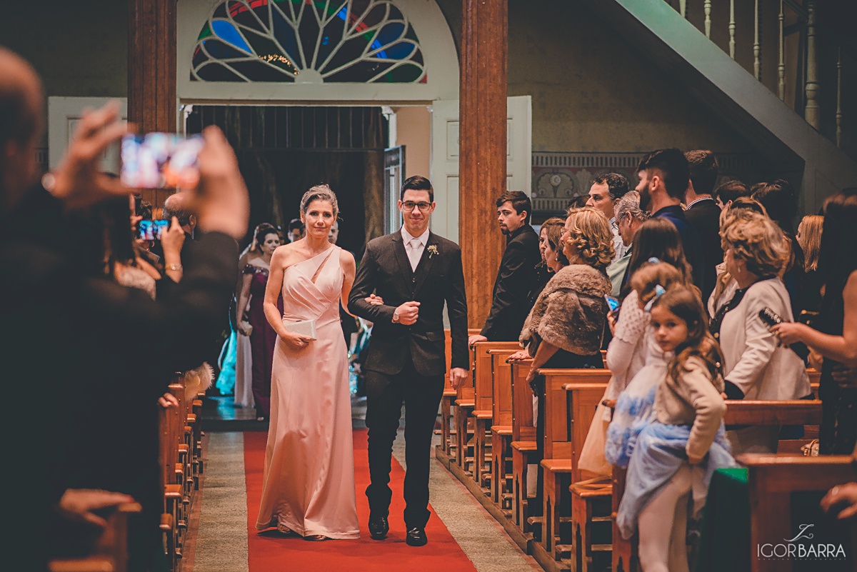 Entrada do noivo, Dry Men’s Wear,, mãe do noivo, noivo,igreja são sebastião, casamento na igreja, juiz de fora
