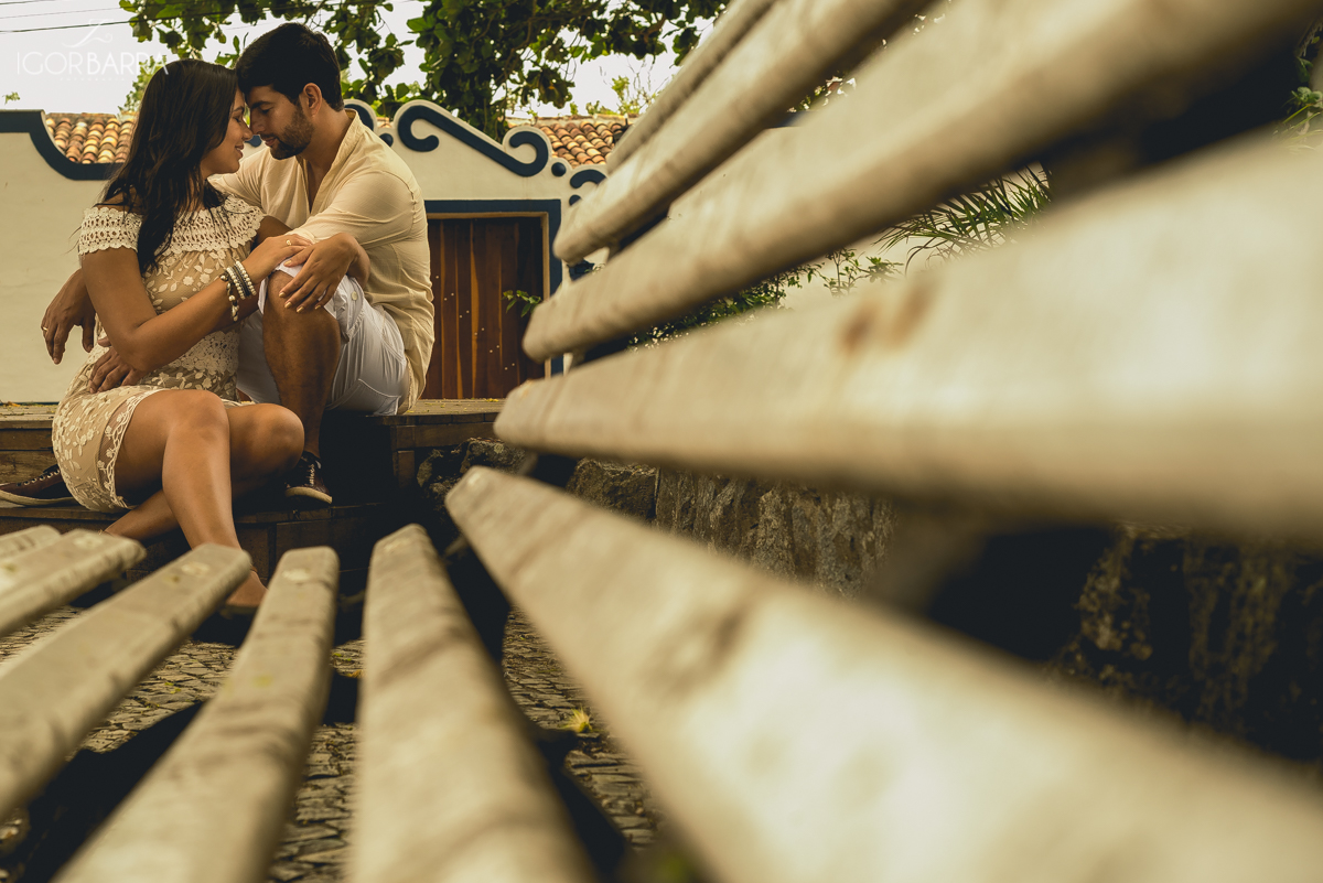 Casal de Noivos abraçados, Fotos na praça, fotos no bairro da passagem, Amor, Cabo Frio, RJ